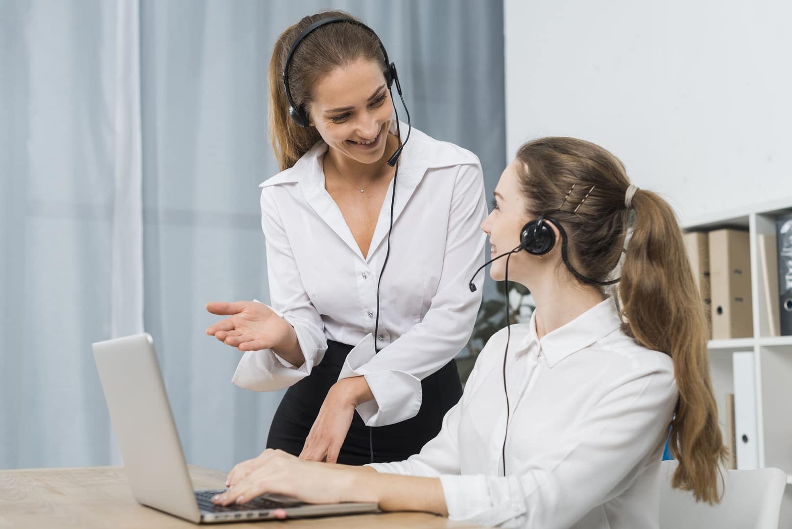 women-working-call-center